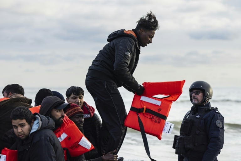 Lacrymo, rage et larmes de désespoir pour les migrants sur une plage de Gravelines
