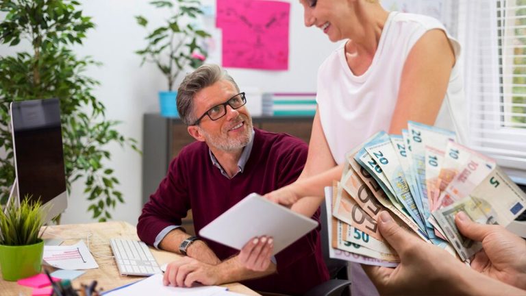 Donation après 60 ans : combien pouvez-vous donner sans justificatif en 2025 ?