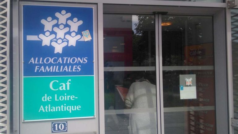 Vers une exclusion des étrangers en règle des allocations familiales : une loi controversée en France