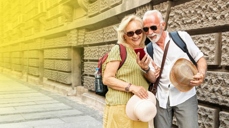 Voyager à la retraite : le programme méconnu qui permet de partir à petit prix après 60 ans