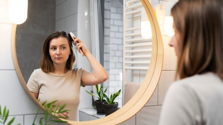 Cheveux gris : voici le moyen naturel et sans colorant pour retrouver leur couleur d’origine
