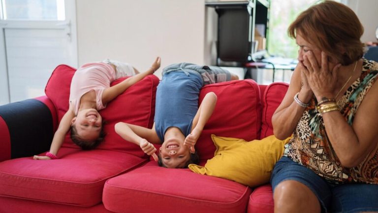 Grands-parents épuisés : ils en ont assez d’être les baby-sitters attitrés pendant les vacances