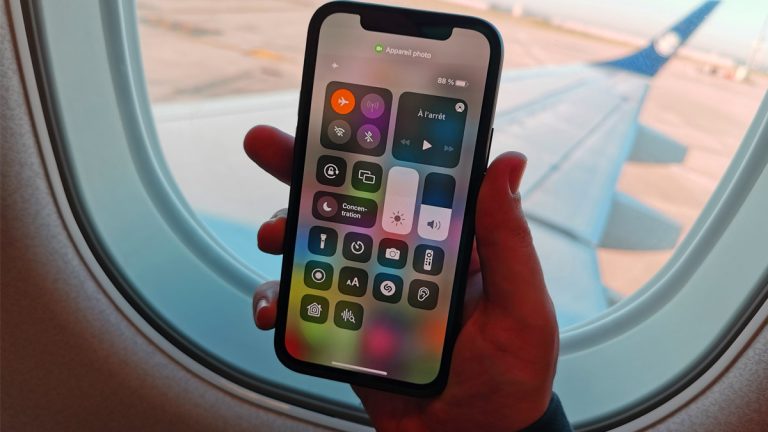 Mode avion en 2025 : encore nécessaire en vol ?