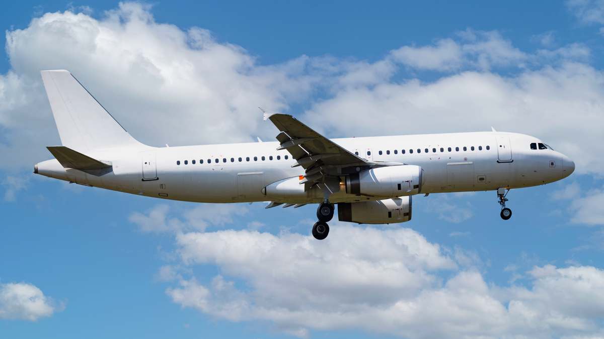 Panique à bord : un avion reste 10 minutes sans pilote, le copilote inconscient et le commandant aux toilettes