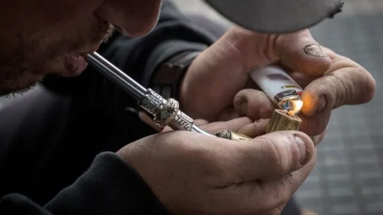 À 70 ans, il dort dans sa voiture après avoir été expulsé de son HLM à cause de ses enfants dealers