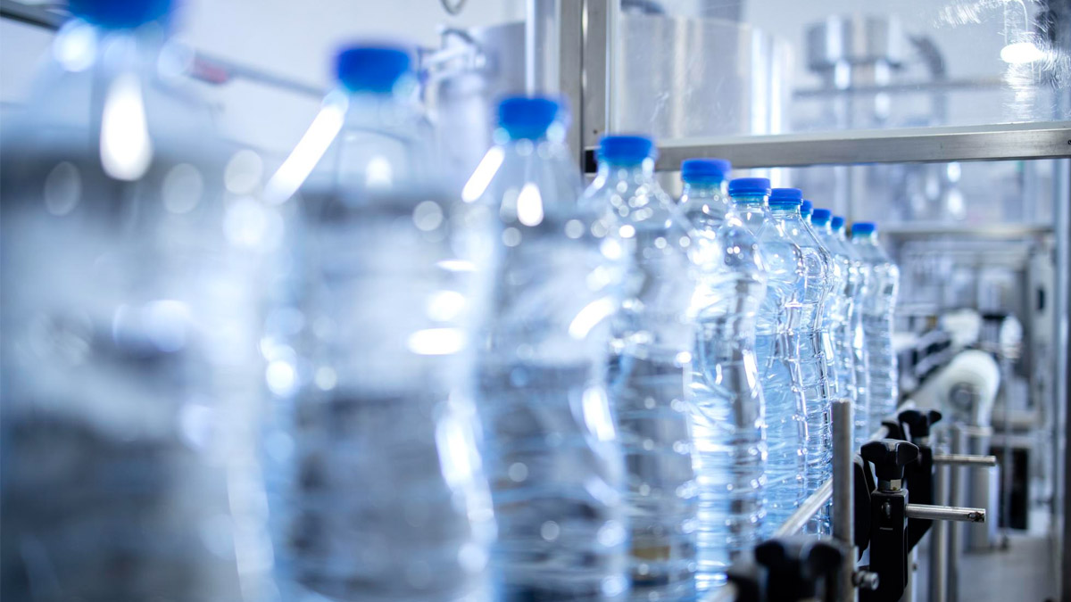 Bouteilles d’eau contaminées : une seule marque échappe à la présence de plastique