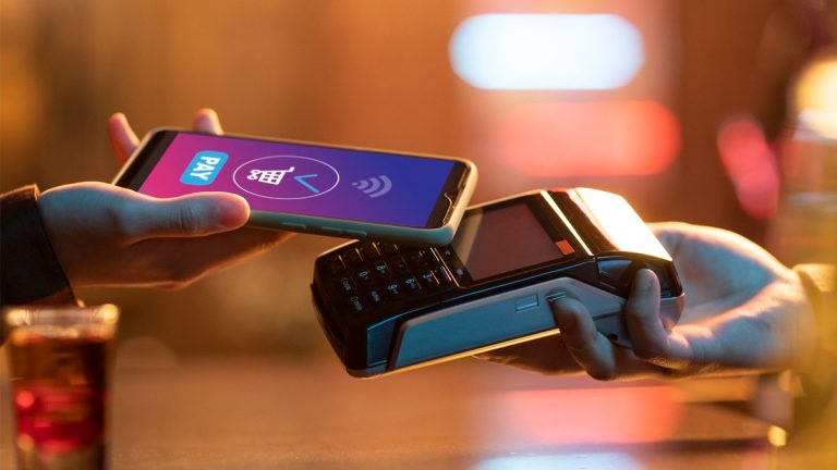 Carte bancaire, mobile ou espèces : quels sont les moyens de paiement les plus utilisés par les Français en 2025 ?