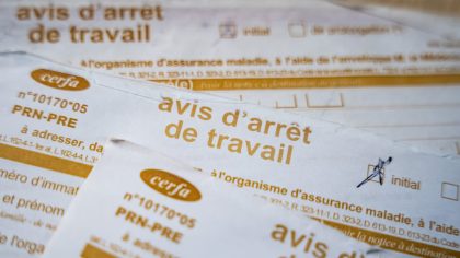 En arrêt maladie, elle part à l’étranger : la Sécu lui réclame un remboursement, elle porte plainte