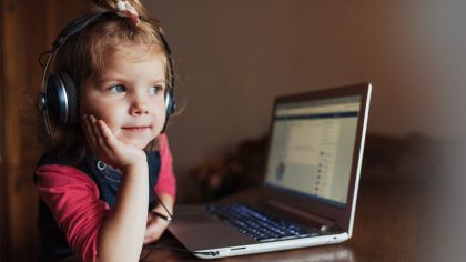 Petite enfance : les écrans désormais interdits dans toutes les crèches et lieux d'accueil en France