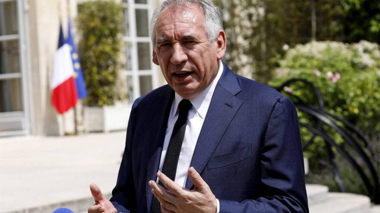 Retraités : François Bayrou veut remplacer l’abattement fiscal de 10 % par un forfait de 2 000 €