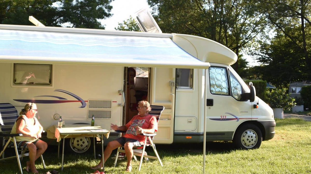Camping-car : stationnement, appli et sanctions — tout ce qu’il faut savoir pour voyager en règle