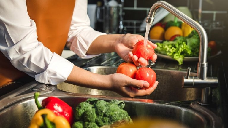 Comment réduire les pesticides de vos fruits et légumes jusqu’à 90 % grâce à cette méthode naturelle