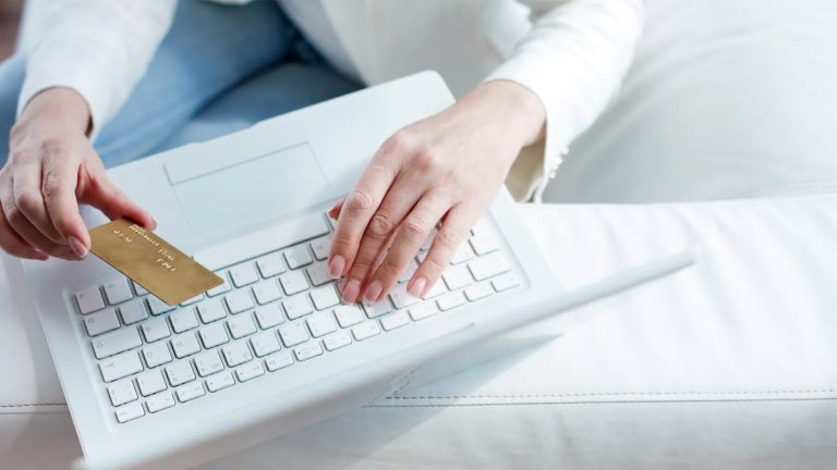 Dois-je vraiment garder un mois de salaire sur mon compte bancaire ?