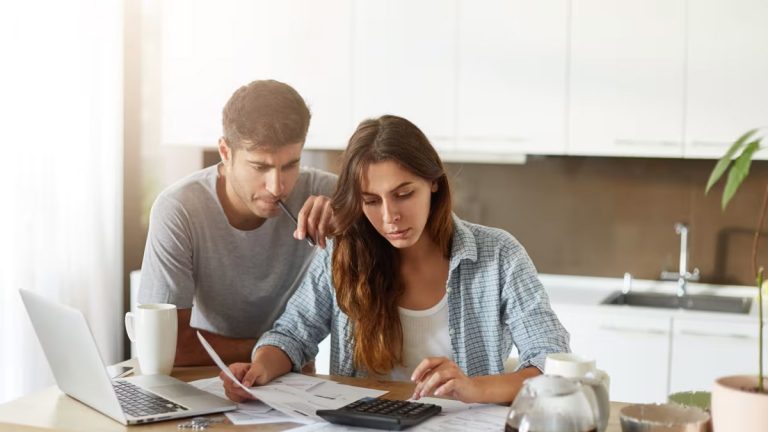 Fin de mois difficiles : la somme qu’il manque aux Français pour vivre confortablement