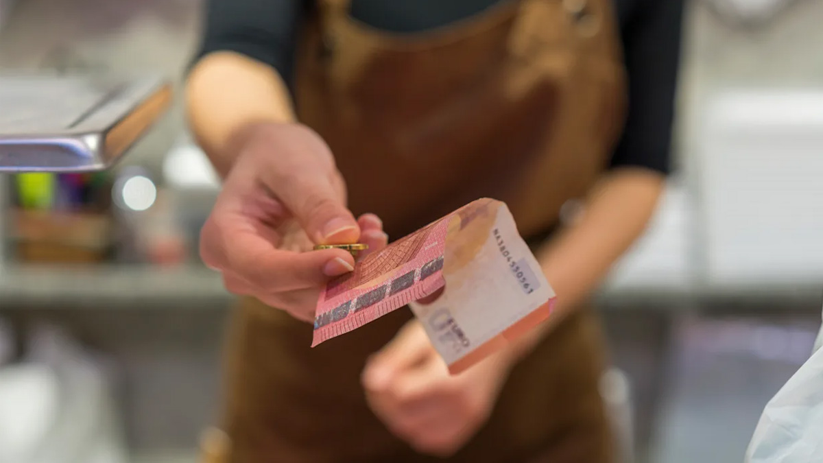 Paiement en liquide le 10 septembre : réduction de 10 % dans certains restaurants, est-ce légal ?