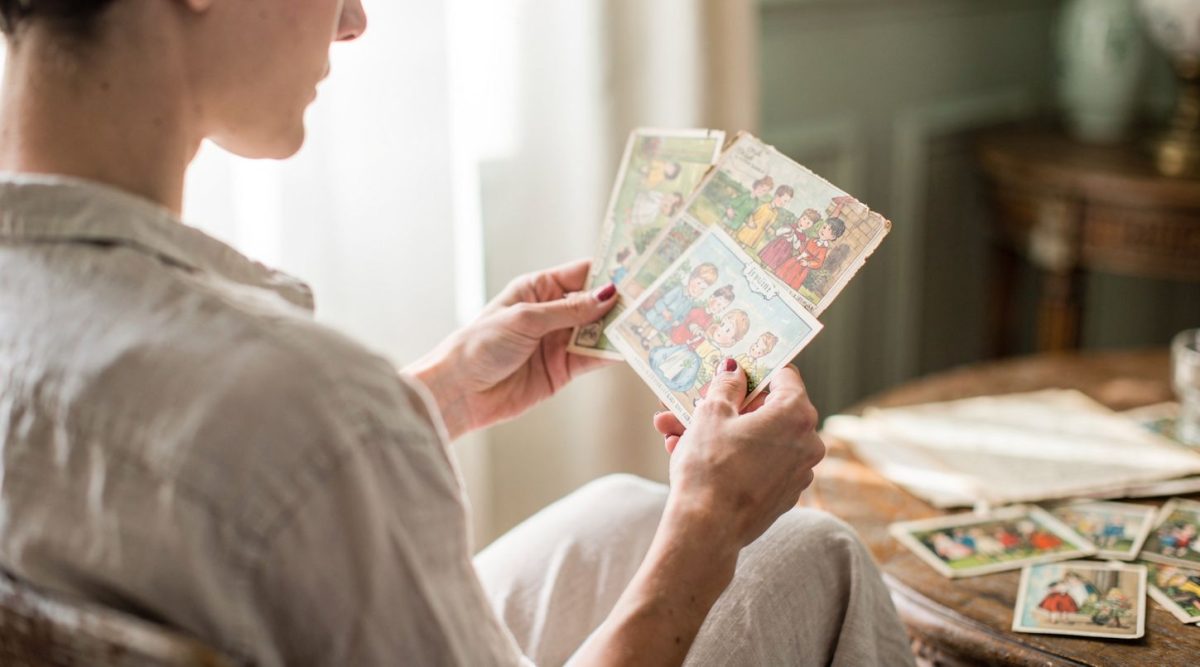 garder cartes postales enfance sentimentalisme psychologie