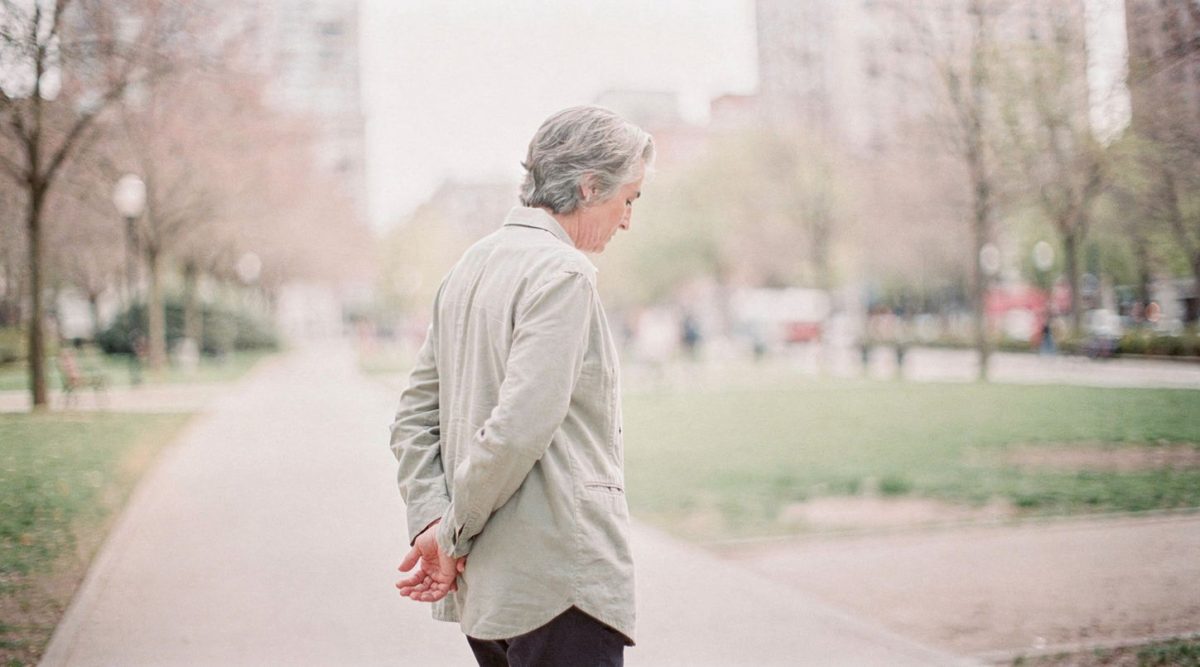 marcher mains derrière dos 60 ans forces psychologie