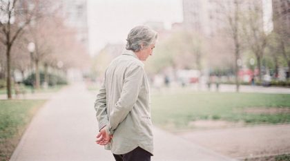marcher mains derrière dos 60 ans forces psychologie