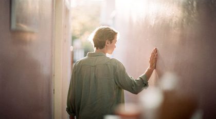toucher mur couloir étroit psychologie